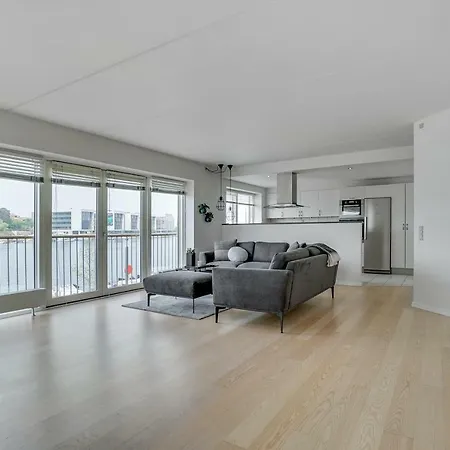 Luxury Center Harbour 2 Bedroom *