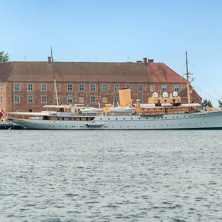 Luxury Center Harbour 2 Bedroom Feriehus
