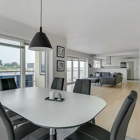 Luxury Center Harbour 2 Bedroom *