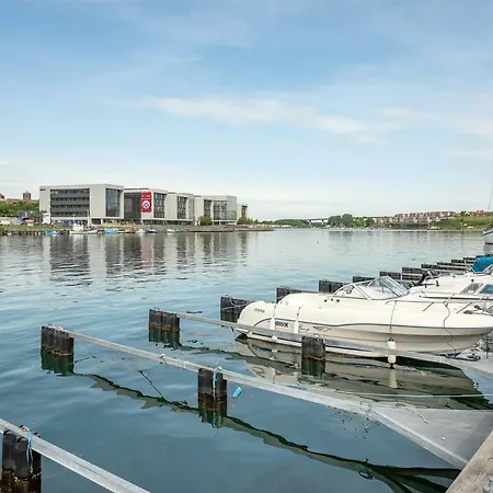 Luxury Center Harbour 2 Bedroom *