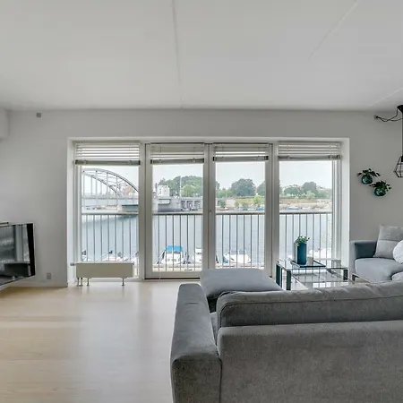 Luxury Center Harbour 2 Bedroom Feriehus
